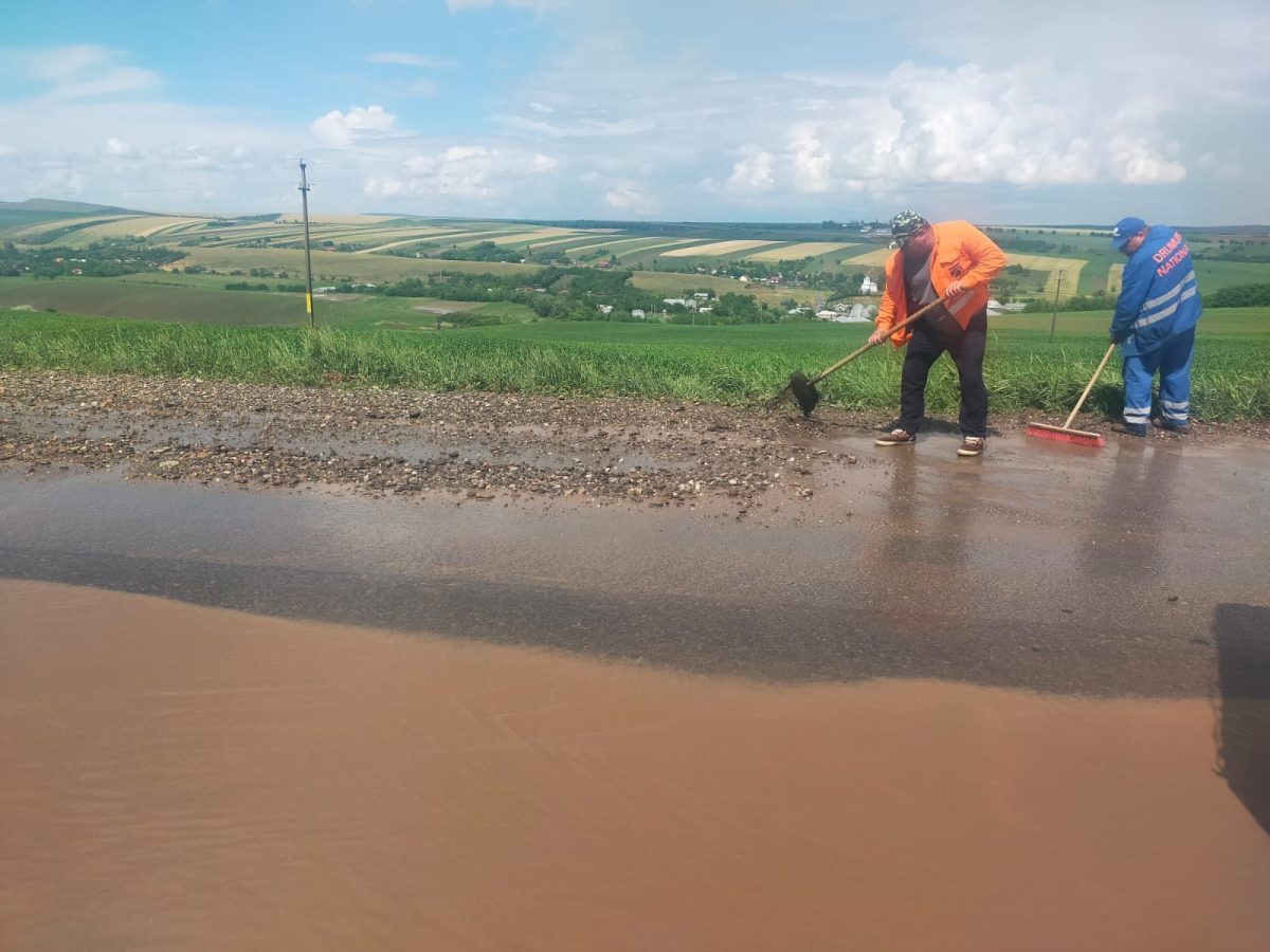 Ploile torențiale au creat din nou probleme în județul Iași. Iată sectoarele de drum afectate