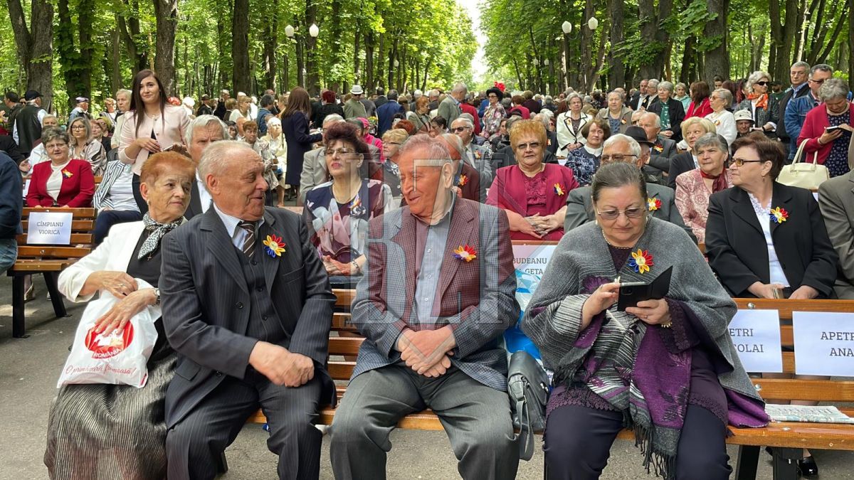 Sute de cupluri sărbătoresc astăzi, în Parcul Expoziției, 50 de ani de căsnicie – FOTO, VIDEO, UPDATE