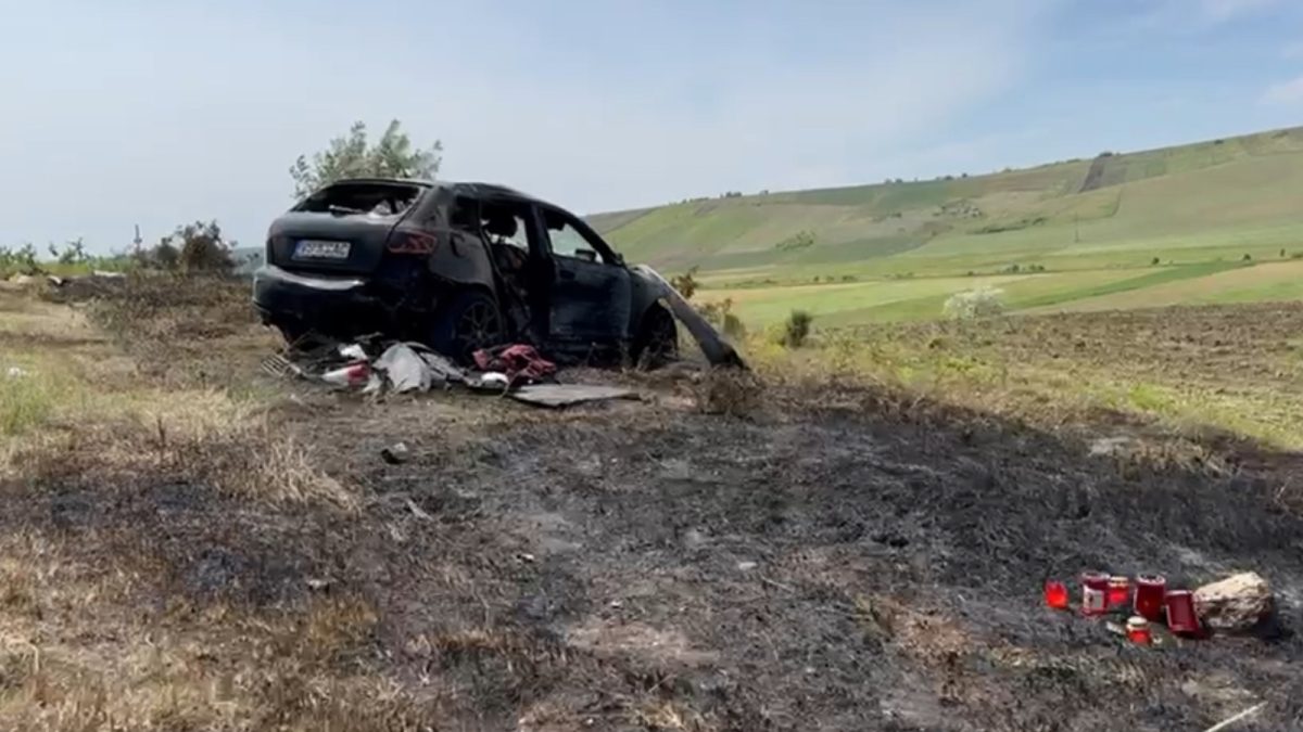 Urmele cumplitului accident de lângă Iași dau fiori reci trecătorilor. Candele printre bucăți de motor și iarbă arsă – FOTO/VIDEO