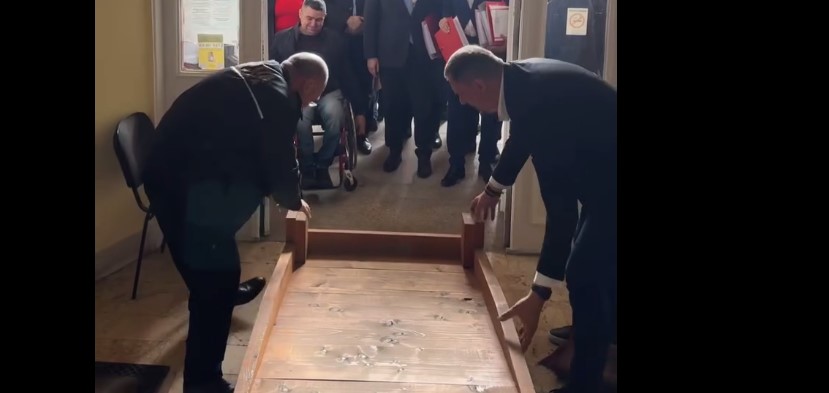 Ipocrizia PSD-istului Bogdan Balanișcu: Filmat în timp ce pune o rampă pentru persoanele cu dizabilități în Primăria Iași! Social democrații puteau depune amendamente în CL dacă le păsa cu adevărat  – VIDEO (P)