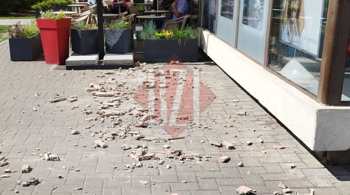 Imaginile unei tragedii evitate la limită. Bucăţi de tencuială căzute în centrul Iașului – FOTO