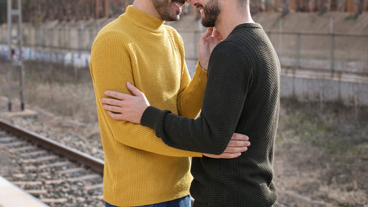 Partidă de amor între bărbați, oprită cu ranga, la Iași. Ușa dormitorului în care se aflau cei doi iubiți a fost spartă: „A început să sângereze abundent” – EXCLUSIV