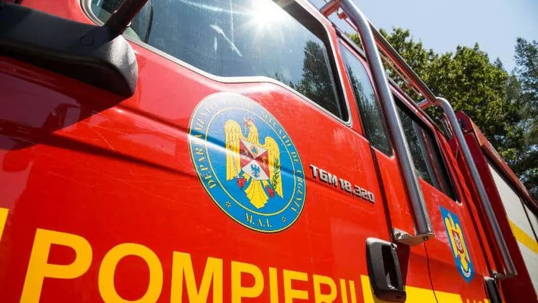 Incendiu la un punct de colectare al deşeurilor din Iaşi. Pompierii intervin cu mai multe echipaje