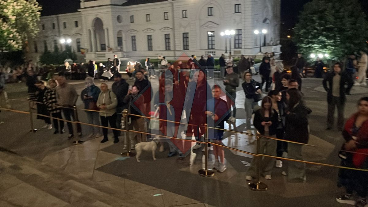 Hristos a Înviat! Sute de credincioși participă la slujba de Înviere oficiată de Mitropolia Moldovei și Bucovinei – FOTO