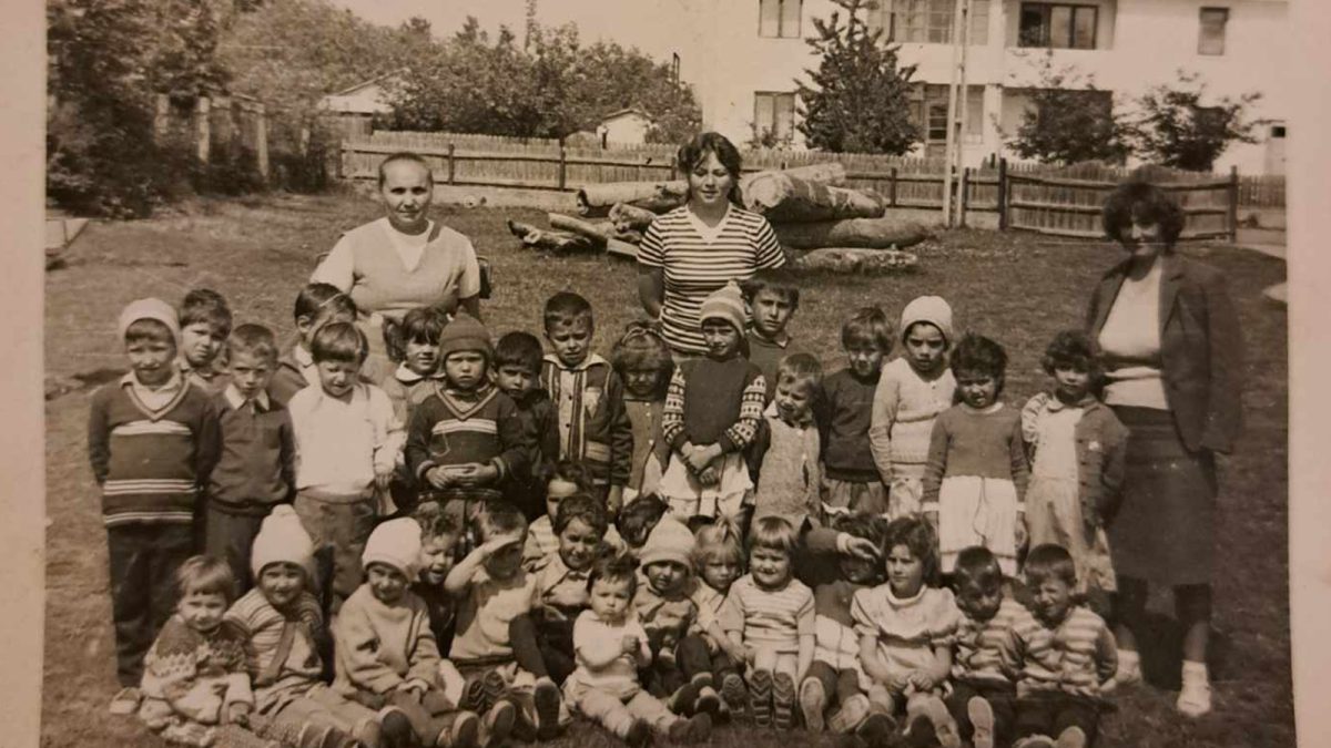 O altfel de Zi a Copilului. O educatoare din Iași povestește despre cum se sărbătorea 1 iunie în urmă cu 40 de ani: „Părinții aduceau oala cu sarmale, plăcinte. Ne pregăteam cu o lună înainte” – FOTO