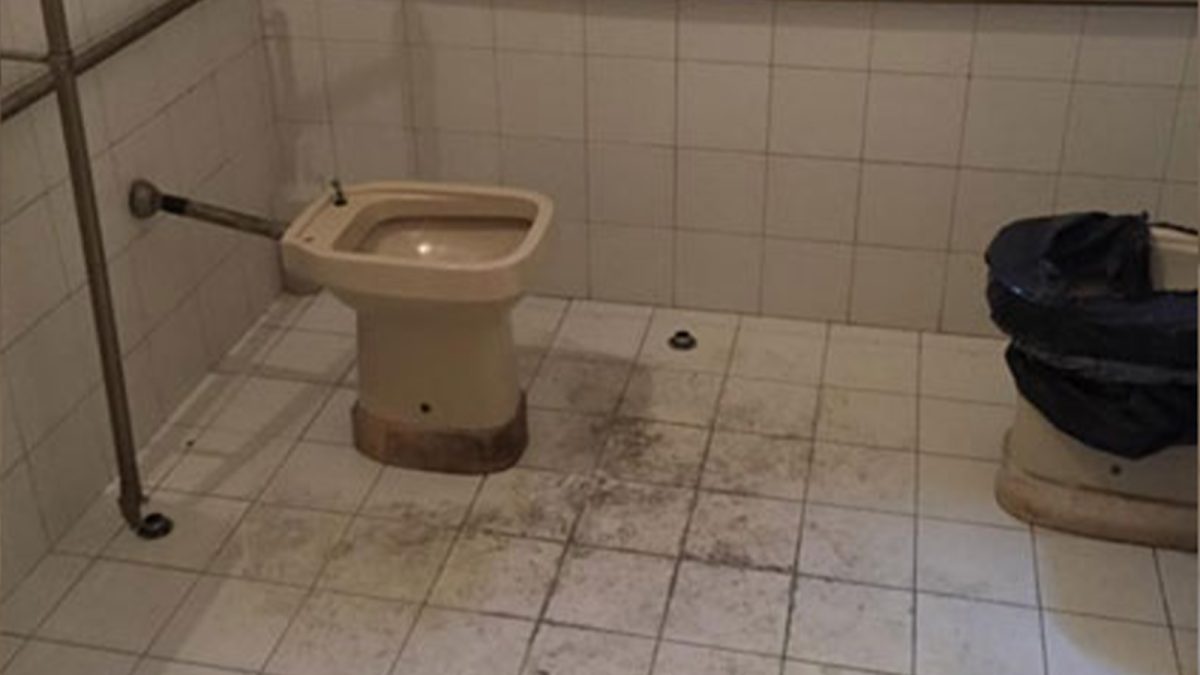 Jaf murdar, la Iași! Un hoț și-a făcut nevoile pe capacul toaletei din casa unde intrase să fure, apoi a întins fecalele pe toți pereții – FOTO