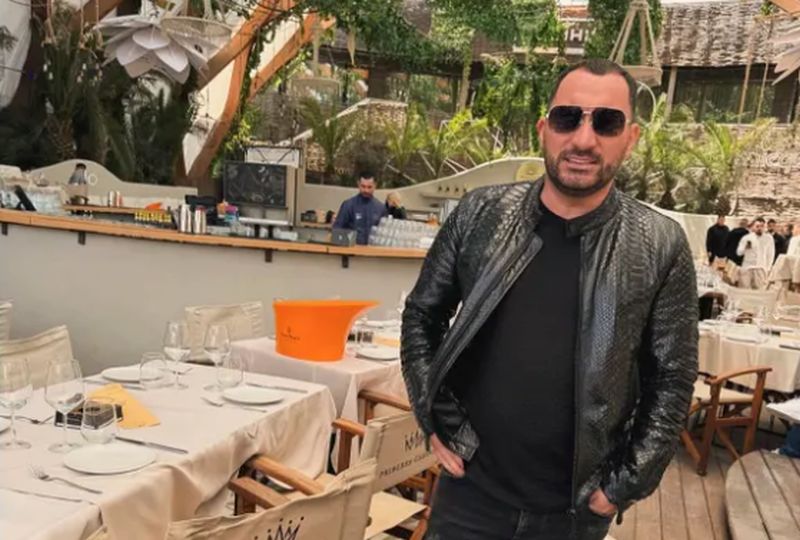 Pescobar s-a distrat, fără iubită, de 1 Mai! A lăsat mama copilului său acasă și a petrecut cu alte femei la mare!