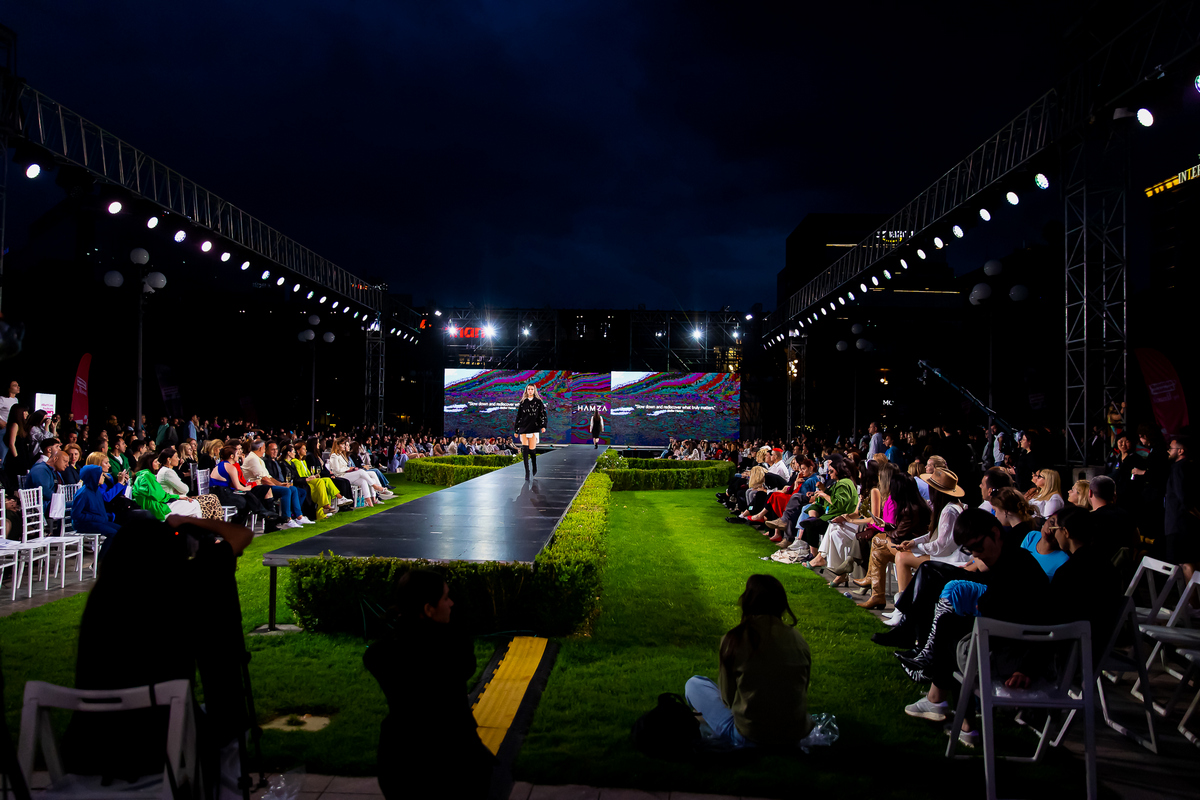 Află programul complet al defilărilor de modă din grădina Palas! Romanian Fashion Week are loc în acest weekend