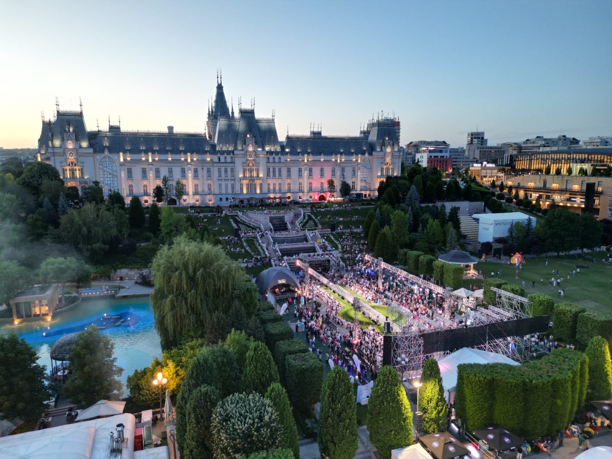 Peste 1 milion de oameni au interacționat cu cele 200 de evenimente ale Romanian Creative Week 2024. Premieră națională, pe catwalk-ul din parcul Palas, prezentată în colecția Irinei Schrotter