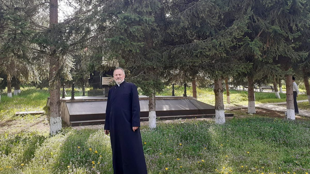 Slujbă de gradul zero într-un cimitir din Iași! Jandarmii vor face scut în jurul preotului ca să nu fie linșat: „Pot să-mi aduc la mormânt și pe Florin Salam să-mi cânte!” – EXCLUSIV/FOTO