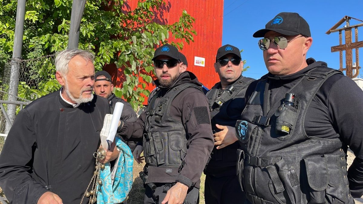 Scandal cu jandarmi și poliție, într-o comună din Iași! Un preot caterisit a încercat să intre cu forța în cimitir, dar a fost hulit de enoriași: „Să stea la poartă ca un cățeluș, dacă i-au plăcut fetele” – FOTO/VIDEO