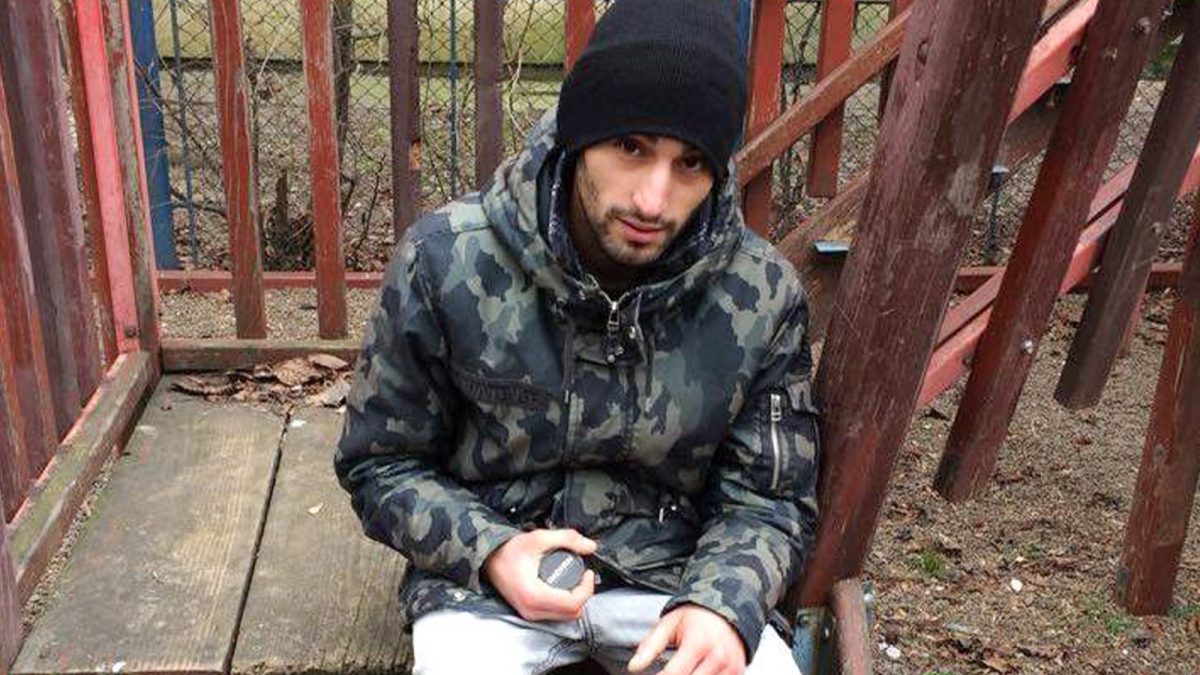 Atac armat, în Podu Roș. O tânără a fost oprită de un necunoscut care a încercat să o lovească cu un cuțit. El este individul: „Mi-a zis că mă omoară” – FOTO