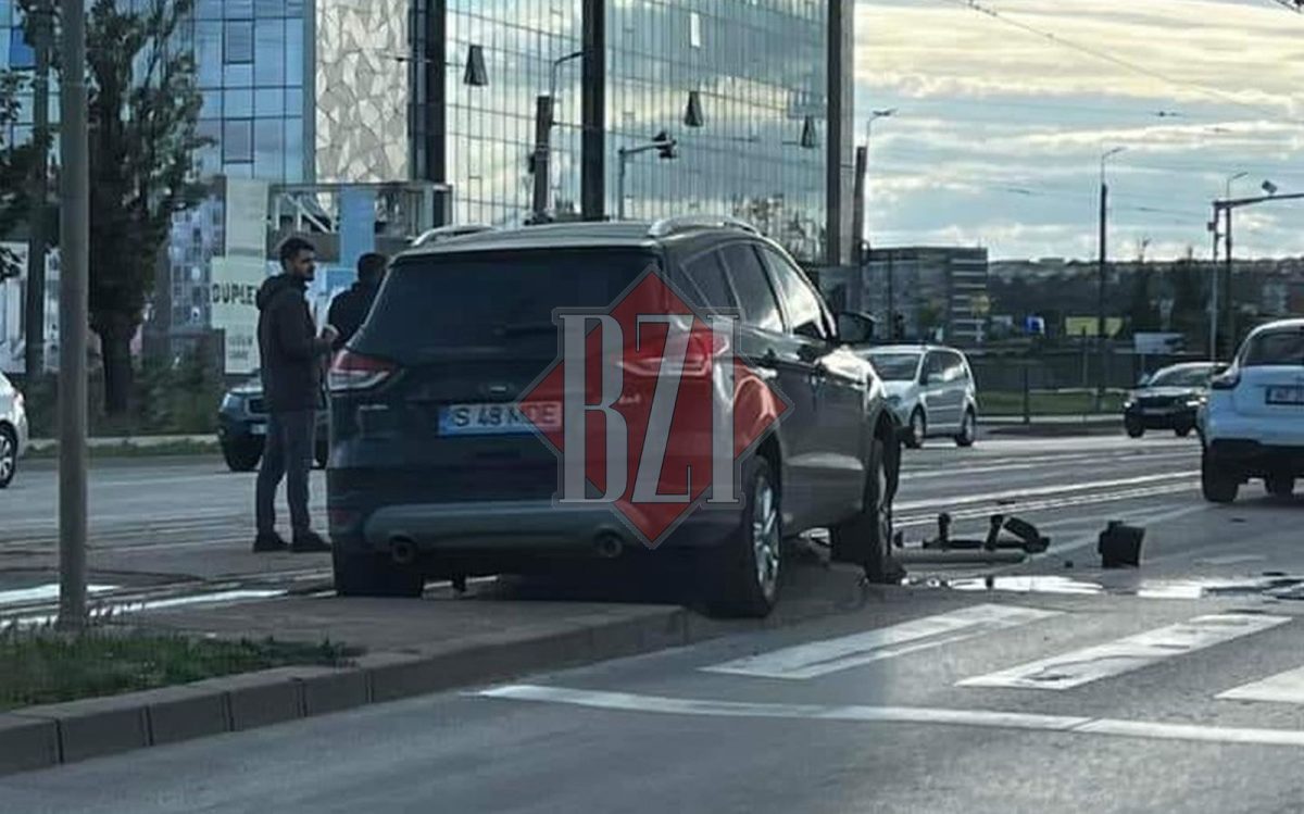 Accident rutier în municipiul Iași! Un autobuz a deraiat și a intrat în coliziune cu un autoturism – EXCLUSIV