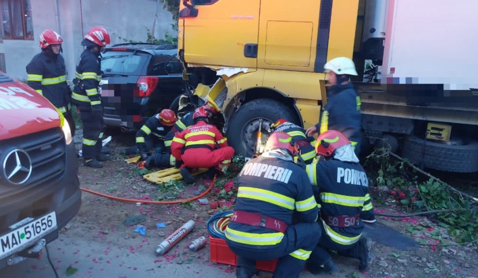 Opt persoane rănite, după ce două camioane şi o maşină s-au ciocnit violent, în localitatea Ciba din Mureş