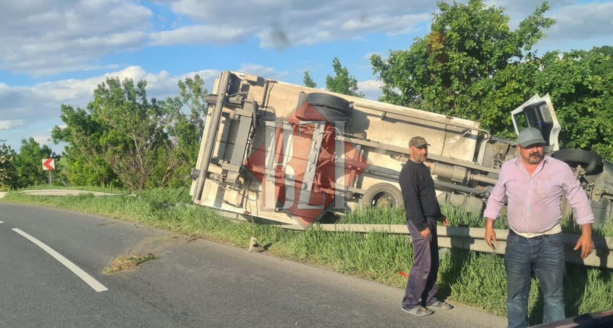 Accident rutier în județul Iași! Un TIR s-a răsturnat în afara părții carosabile – EXCLUSIV