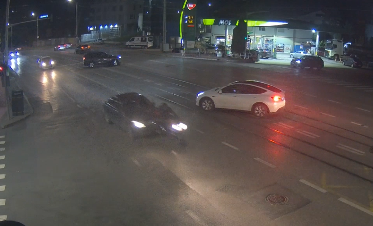 Șicanare la limita morții la Iași! Motociclistul intrat în refugiul de tramvai a fost lovit intenționat. Șoferul poate fi acuzat de tentativă de omor – EXCLUSIV VIDEO