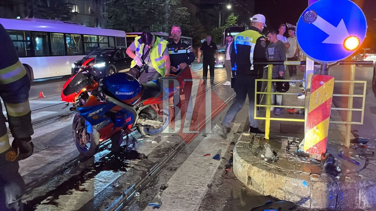 Accident rutier în municipiul Iași! Un motociclist a intrat în refugiul pentru pietoni – EXCLUSIV, FOTO/VIDEO, UPDATE