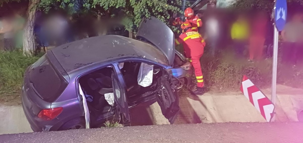 Accident rutier în comuna Bosanci, județul Suceava! Doi bărbați au ajuns cu mașina într-un șanț adânc, după ce șoferul a pierdut controlul volanului – FOTO
