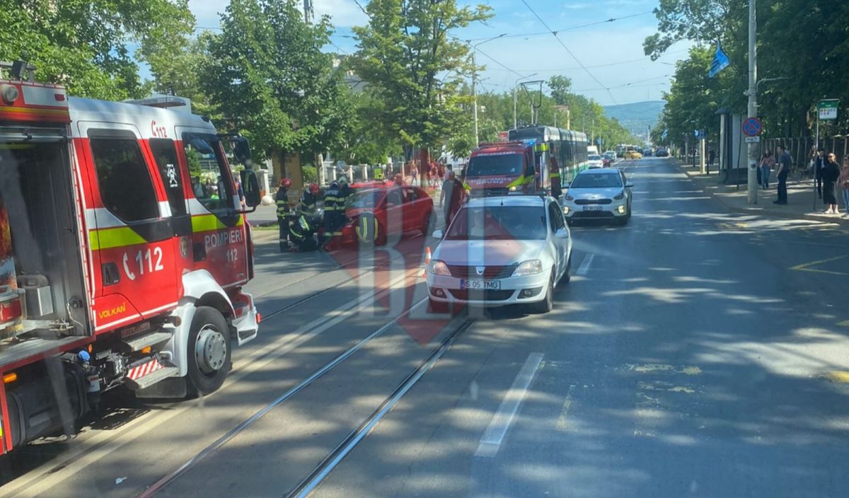 Accident rutier în municipiul Iași. Două autoturisme s-au ciocnit în Copou – FOTO
