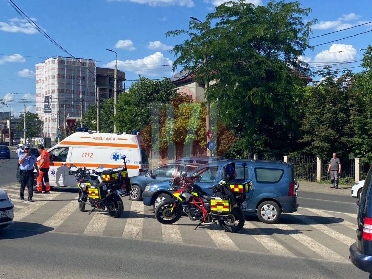 Accident rutier în municipiul Iași. Două autoturisme s-au ciocnit în Podul de Piatră – EXCLUSIV FOTO