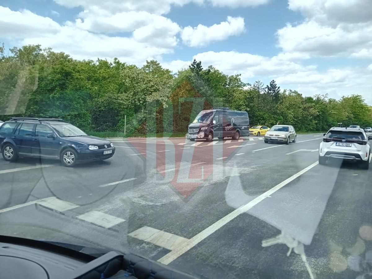 Accident rutier la Iași. Un microbuz a intrat în coliziune cu un autoturism – FOTO, EXCLUSIV