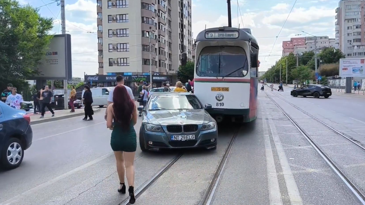 Accident rutier în Nicolina! Un BMW a intrat în coliziune cu un tramvai – FOTO