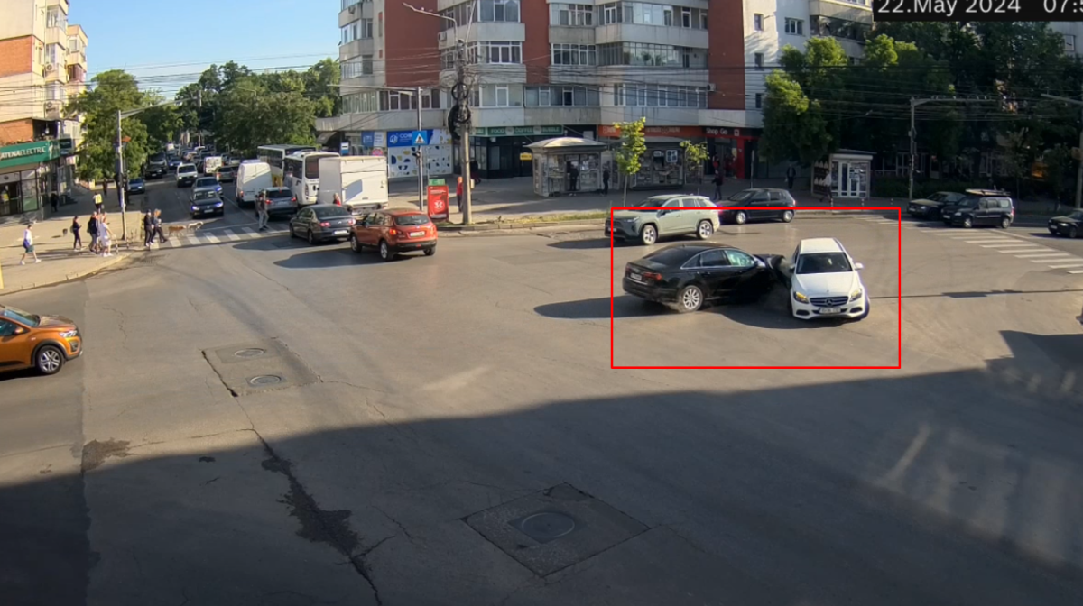 Accident rutier în Iași, două autoturisme au intrat în coliziune. Impactul a fost surprins de camerele de supraveghere – VIDEO, UPDATE