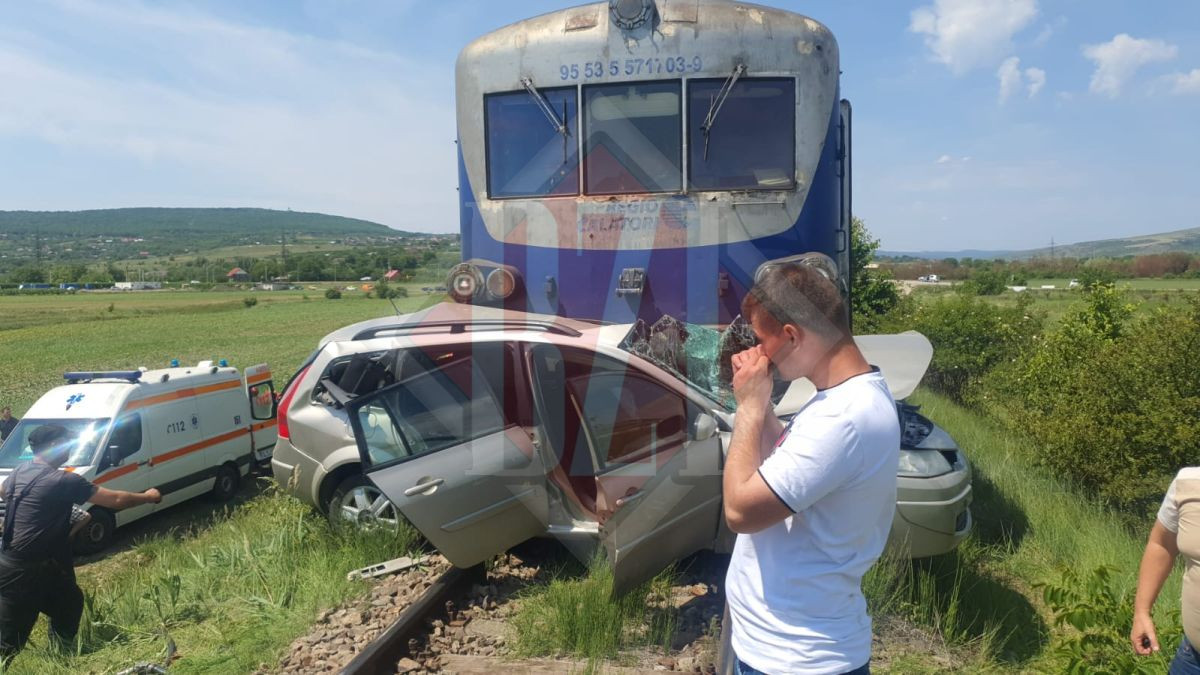 Accident feroviar grav la Iași! Un autoturism a fost lovit de tren – UPDATE, EXCLUSIV FOTO, VIDEO