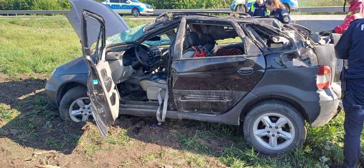 Accident rutier în localitatea Stroiești! Un autoturism a părăsit carosabilul și s-a răsturnat – FOTO