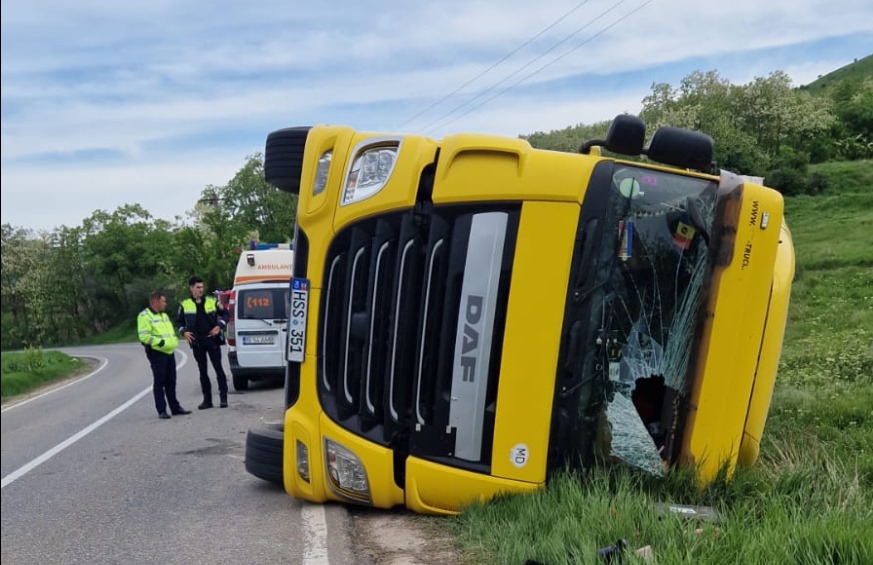 Accident rutier în județul Iași! Un TIR s-a răsturnat