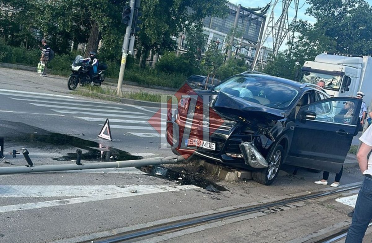Accident rutier în municipiul Iași! Un șofer a pierdut controlul volanului, a derapat și a intrat într-o stație de tramvai – EXCLUSIV, FOTO