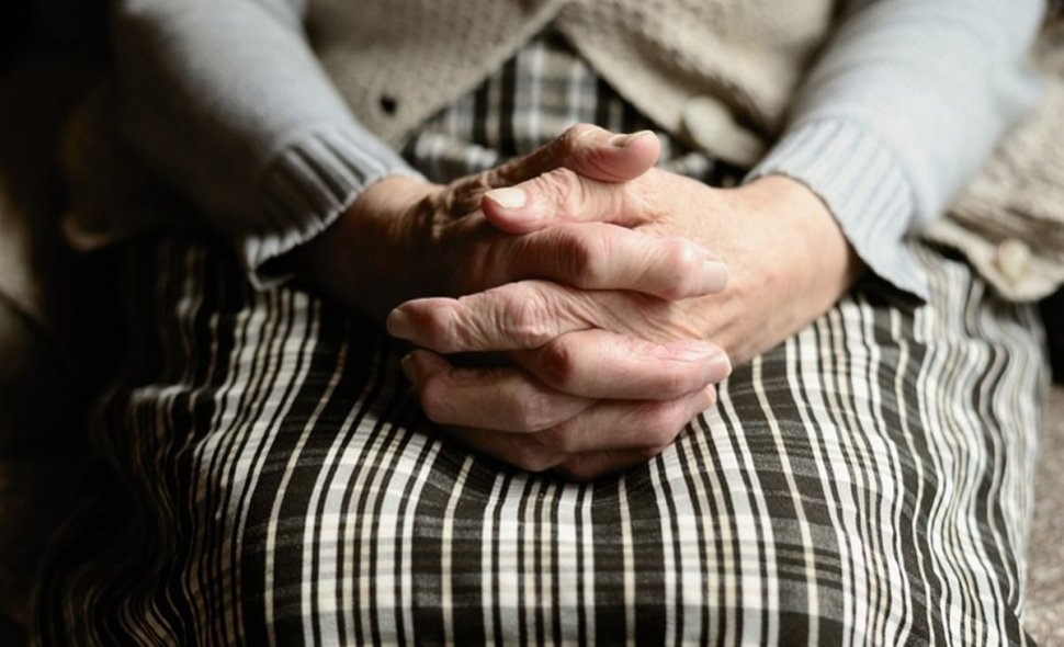 O bătrână din Suceava a încercat să obțină pensionarea cu o adeverință falsă. Cu ce pedeapsă se poate alege femeia