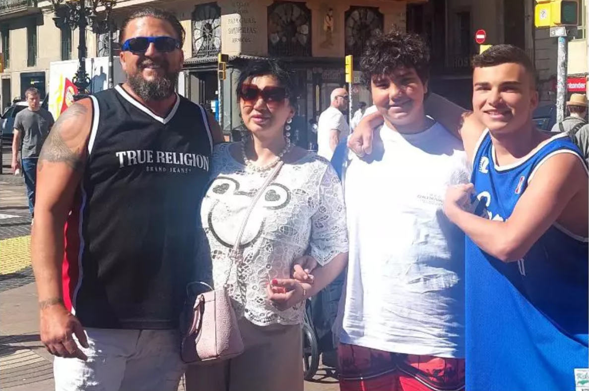 George, soțul Adrianei Bahmuțeanu, în maiou la restaurant. S-a creat o adevărată isterie