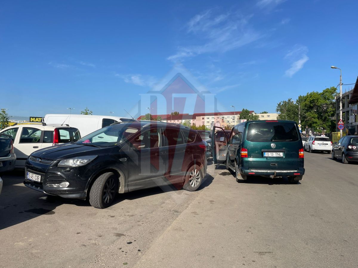 A început febra cumpărăturilor de 1 mai şi Paşte. Poliţia Locală Iaşi nu face faţă valului de maşini parcate haotic – FOTO