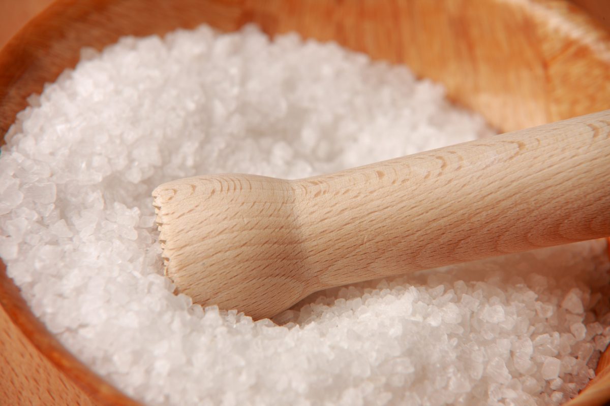 Organizația Mondială a Sănătății îndeamnă țările să interzică alimentele bogate în sare