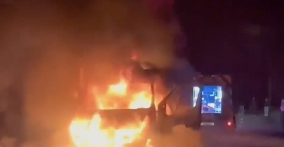 O ambulanță a luat foc în noaptea de Înviere, în timp ce se afla în misiune, în Mureș. Pacienta a fost salvată în ultimul moment din mașină