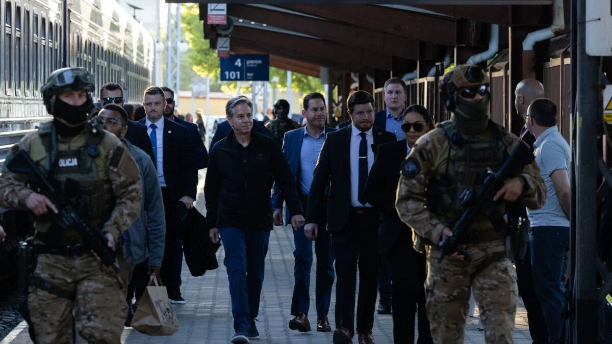 Moment inedit cu Antony Blinken într-un bar din Ucraina. Ce a făcut șeful diplomației americane – VIDEO