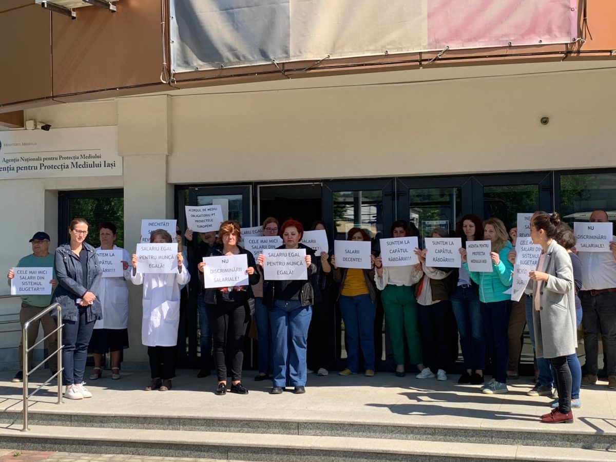 Angajații din Agenția pentru Protecția Mediului protestează la Iași. Ce nemulțumiri au – FOTO