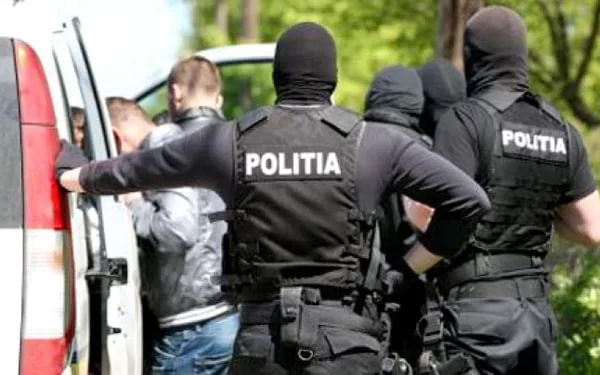 Consilier județean și fiii săi, arestați pentru camătă și șantaj. Arme descoperite de polițiști în urma perchezițiilor