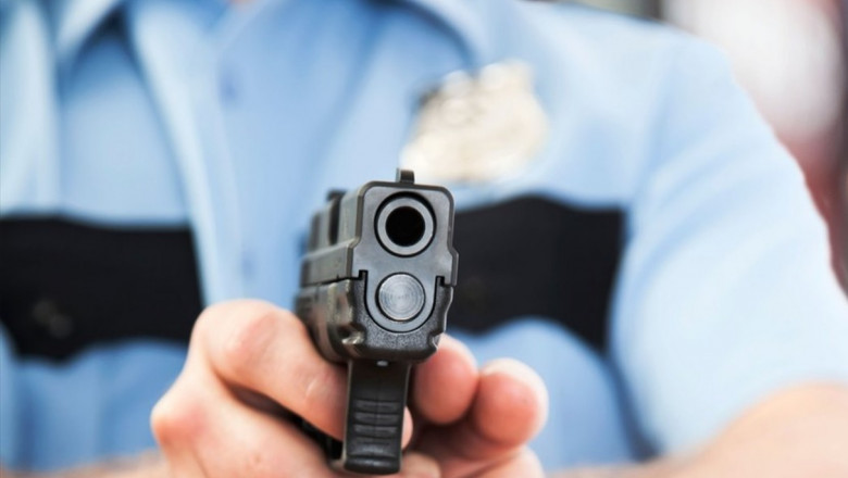 Bărbat împușcat de polițiști, după ce i-ar fi ameninţat cu un topor. Care este starea lui