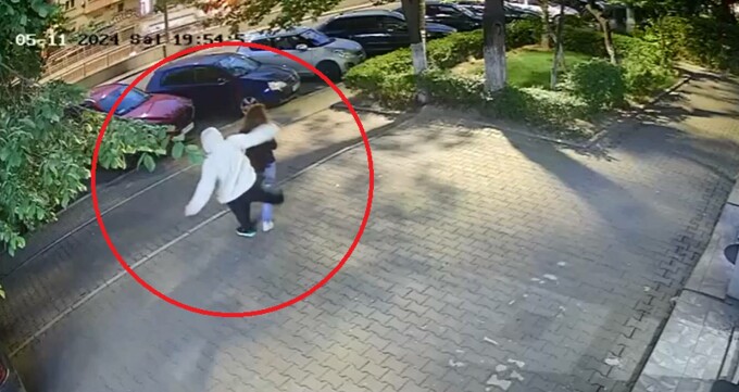 O femeie a ajuns la spital după ce a fost atacată pe stradă de un necunoscut – VIDEO