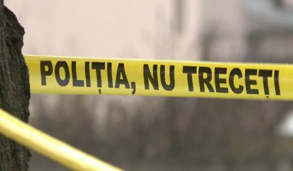 Un bărbat a fost găsit fără suflare, lângă o școală din oraș: „Am crezut că este un sac de gunoi”