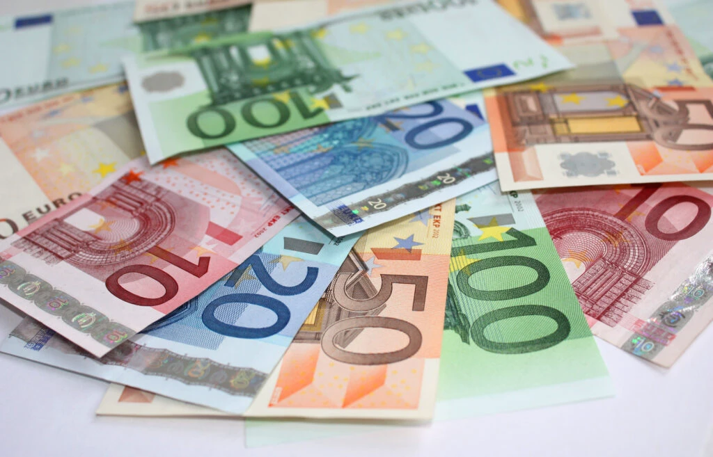 Daune morale de sute de euro pe lună de la fostul soț. Greșeala imensă făcută de bărbat