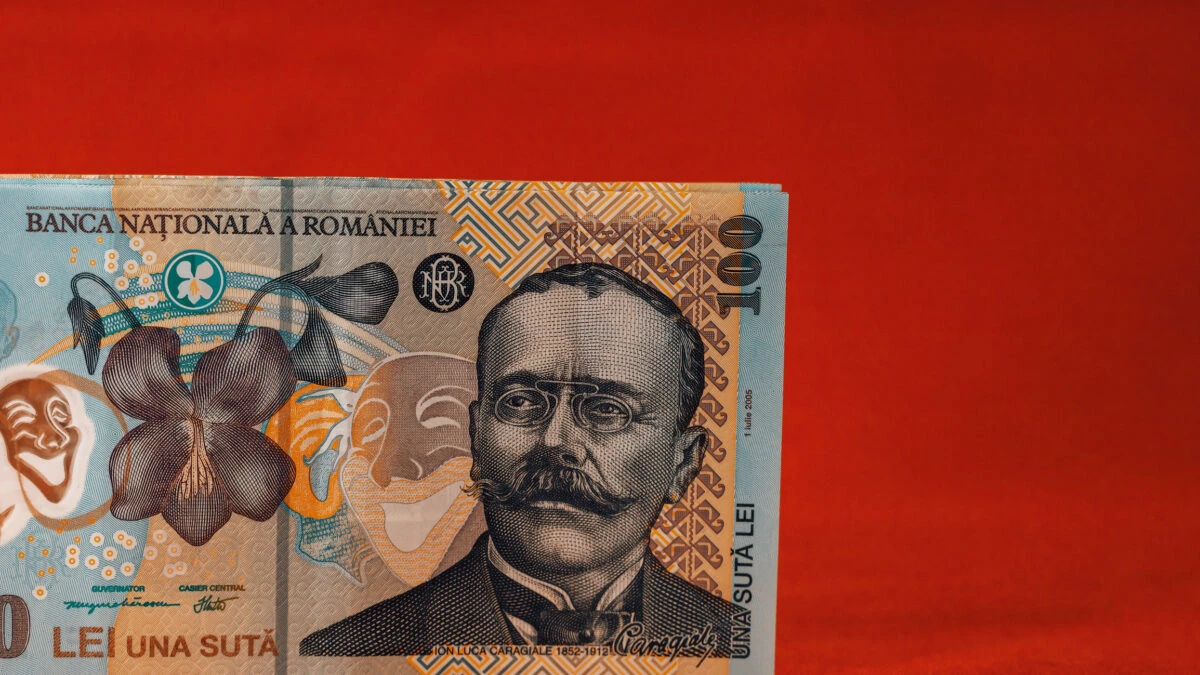 Când intră pensiile pe card în iunie. Data când vor fi livrate pensiile prin poștă