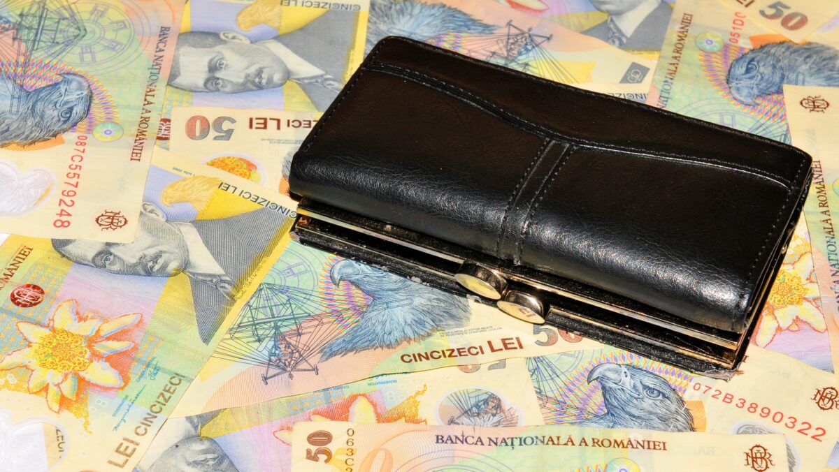 Verificați-vă cardurile! Românii așteaptă banii cu sufletul la gură