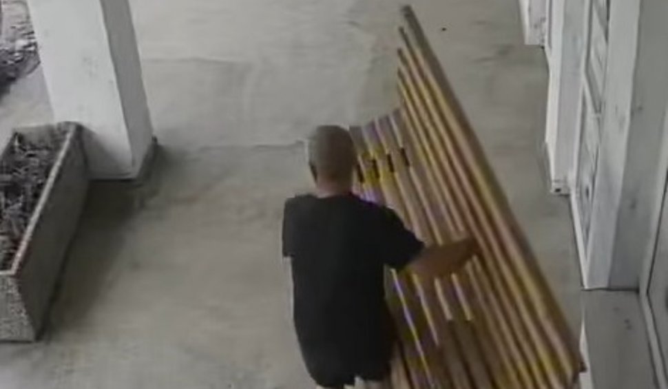 Un bărbat a fost filmat când fură o bancă din fața unei clinici, în Cluj-Napoca – VIDEO
