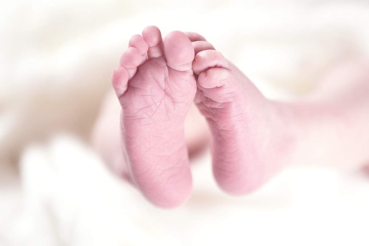 Un bebeluș în vârstă de 4 luni a ajuns la spital în comă alcoolică! Bunica acestuia i-a turnat vin în biberon, din greșeală