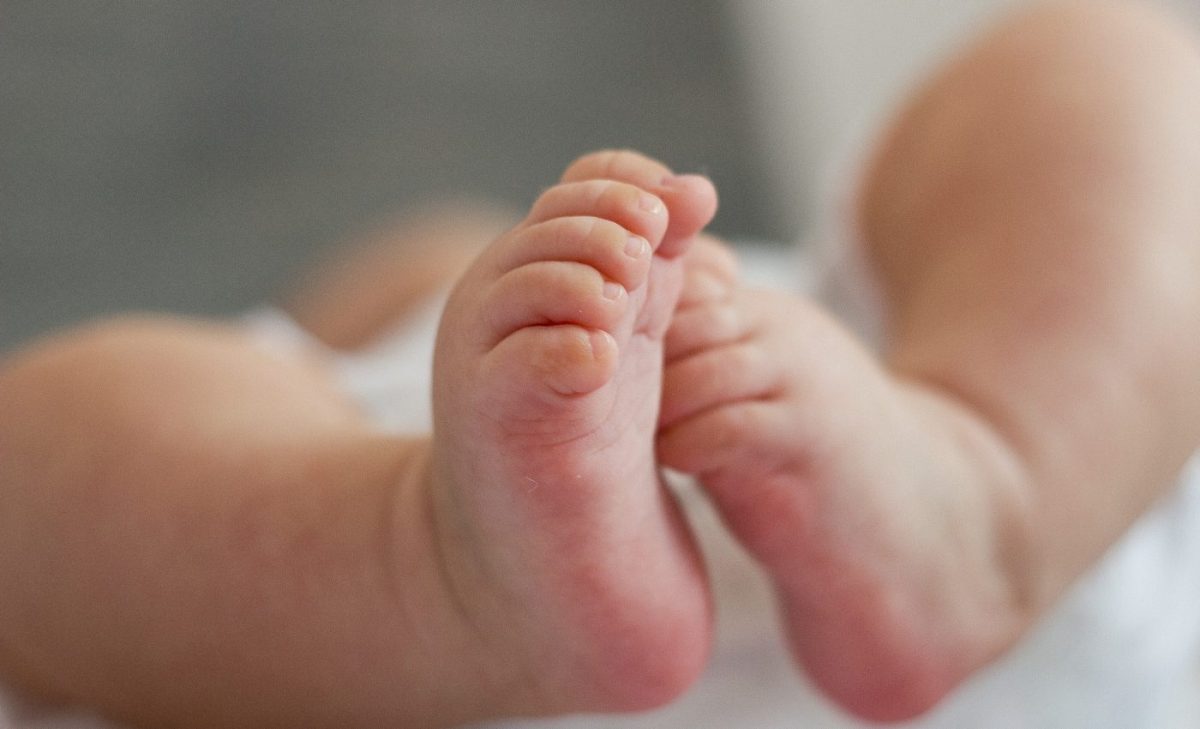 Descoperire șocantă în Roman, județul Neamț! O femeie și-a abandonat bebelușul născut într-o toaletă