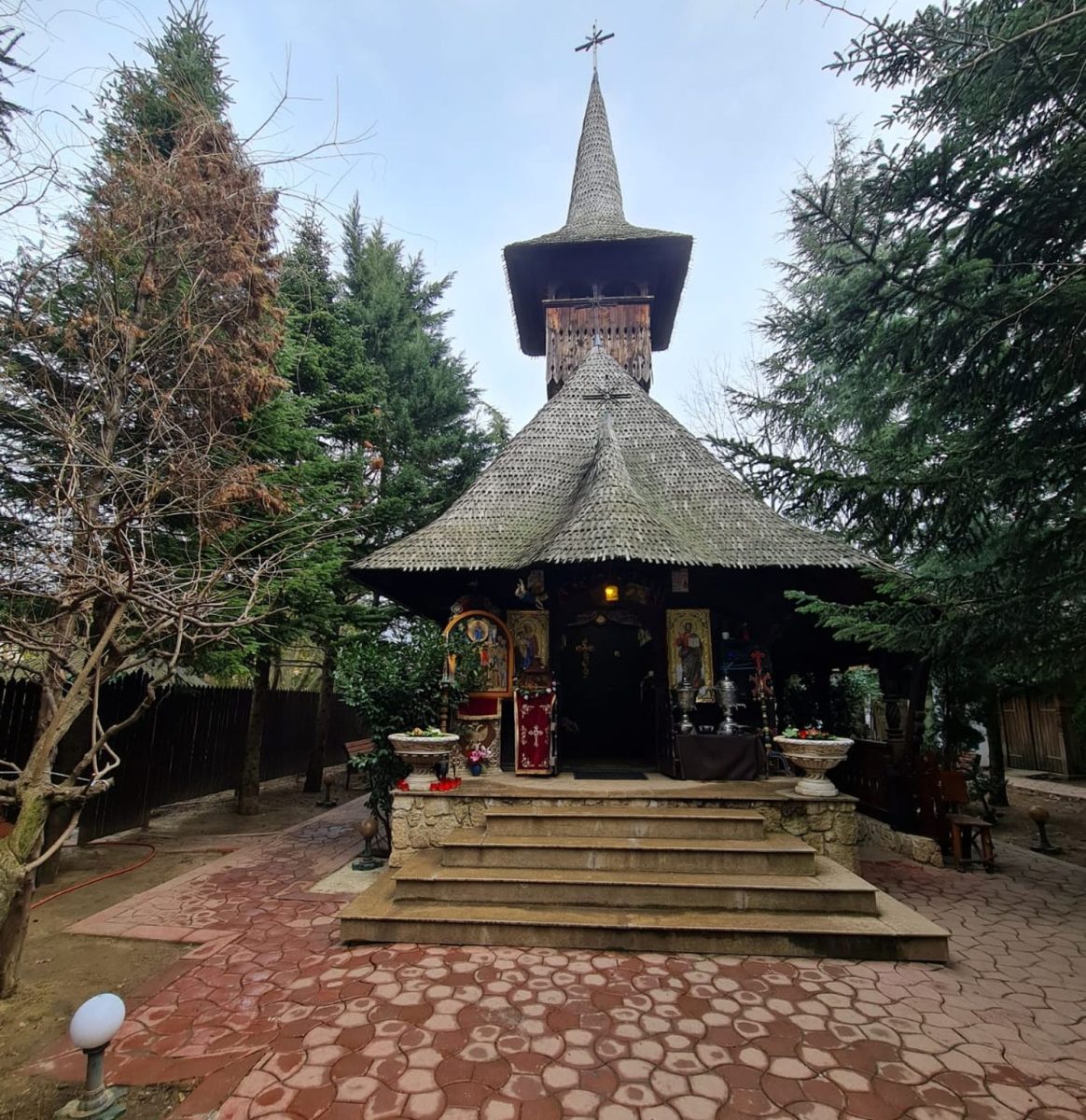 La ce biserică este preotul Emilian Prodan. De ce este atât de cunoscut acest loc