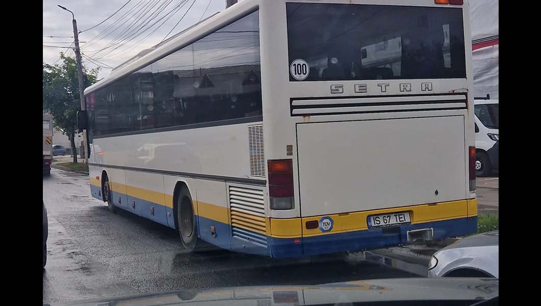 Bulevardul Poitiers, blocat de un autobuz parcat neregulamentar – FOTO